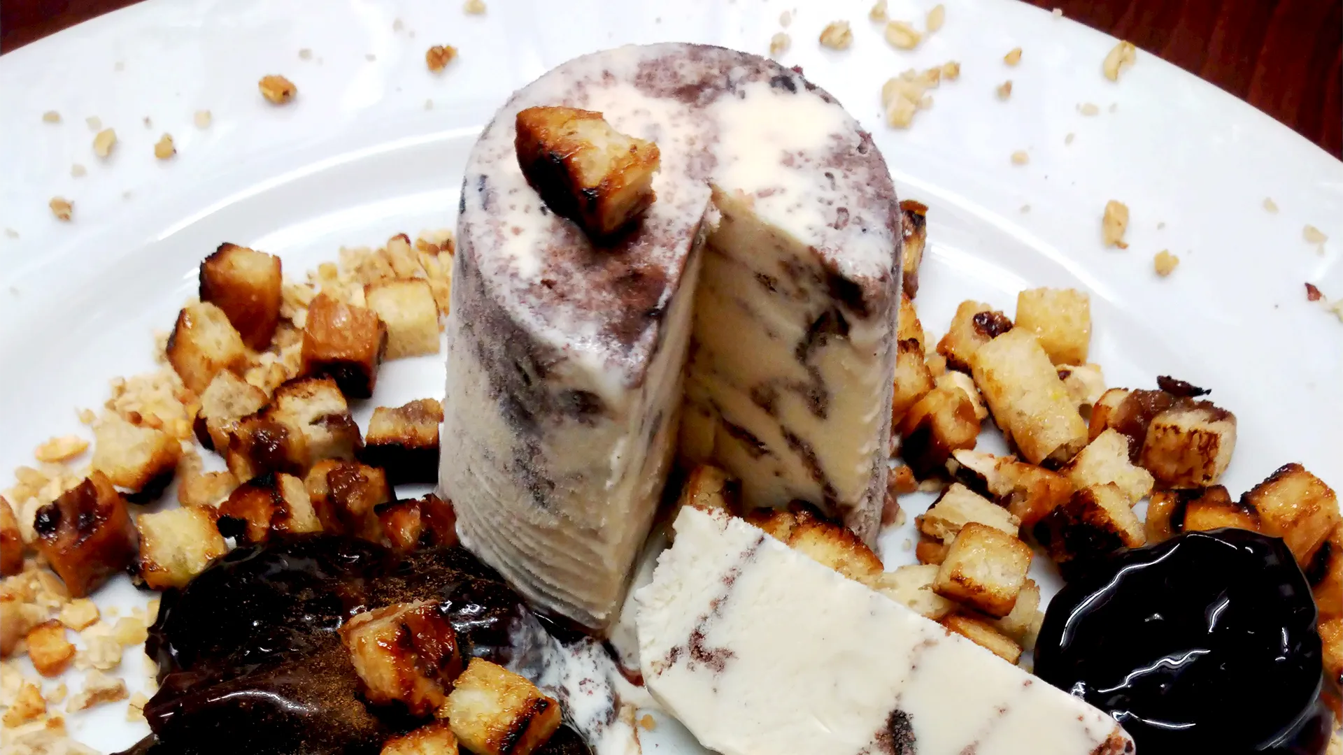 Lebkuchen Parfait mit eingelegten Pflaumen